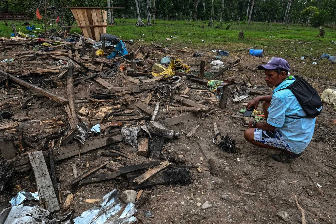 Un hombre entre los escombros tras bombardeo antinarco en Ecuador.
