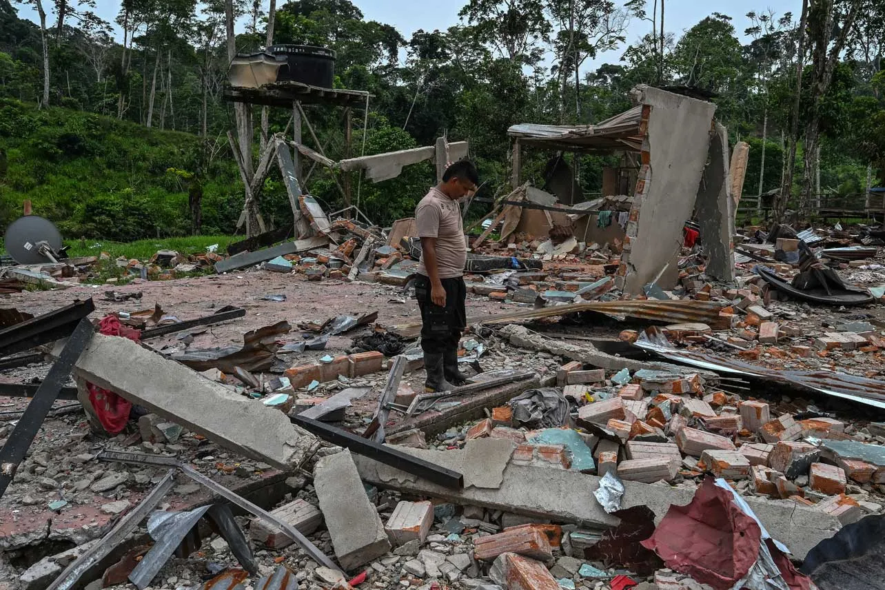 Un campesino entre los escombros tras bombardeos antinarco en Ecuador.