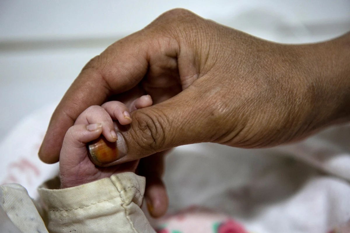 Las manos de un bebé y su madre. 