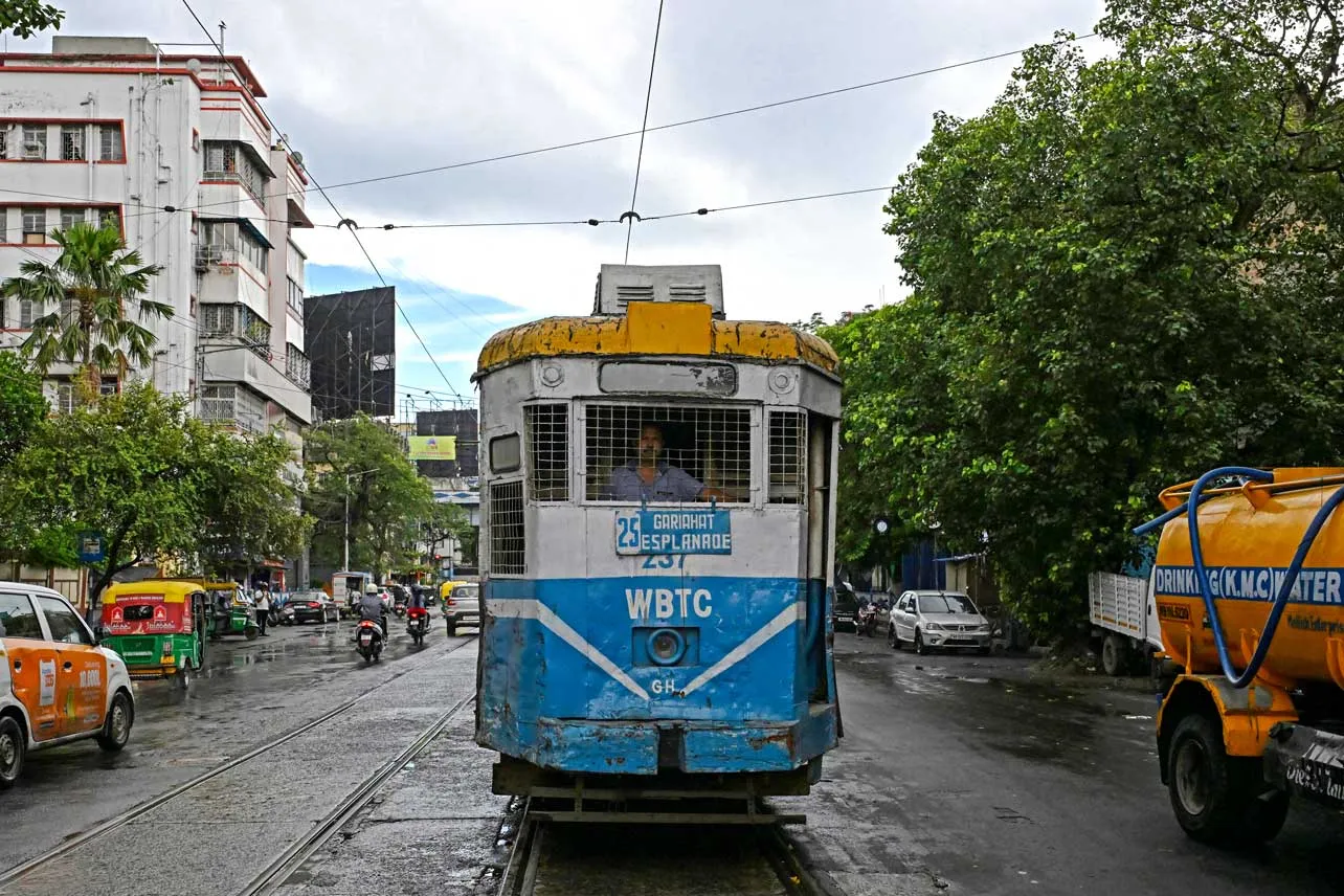 Tranvía de Calcuta visto desde frente.