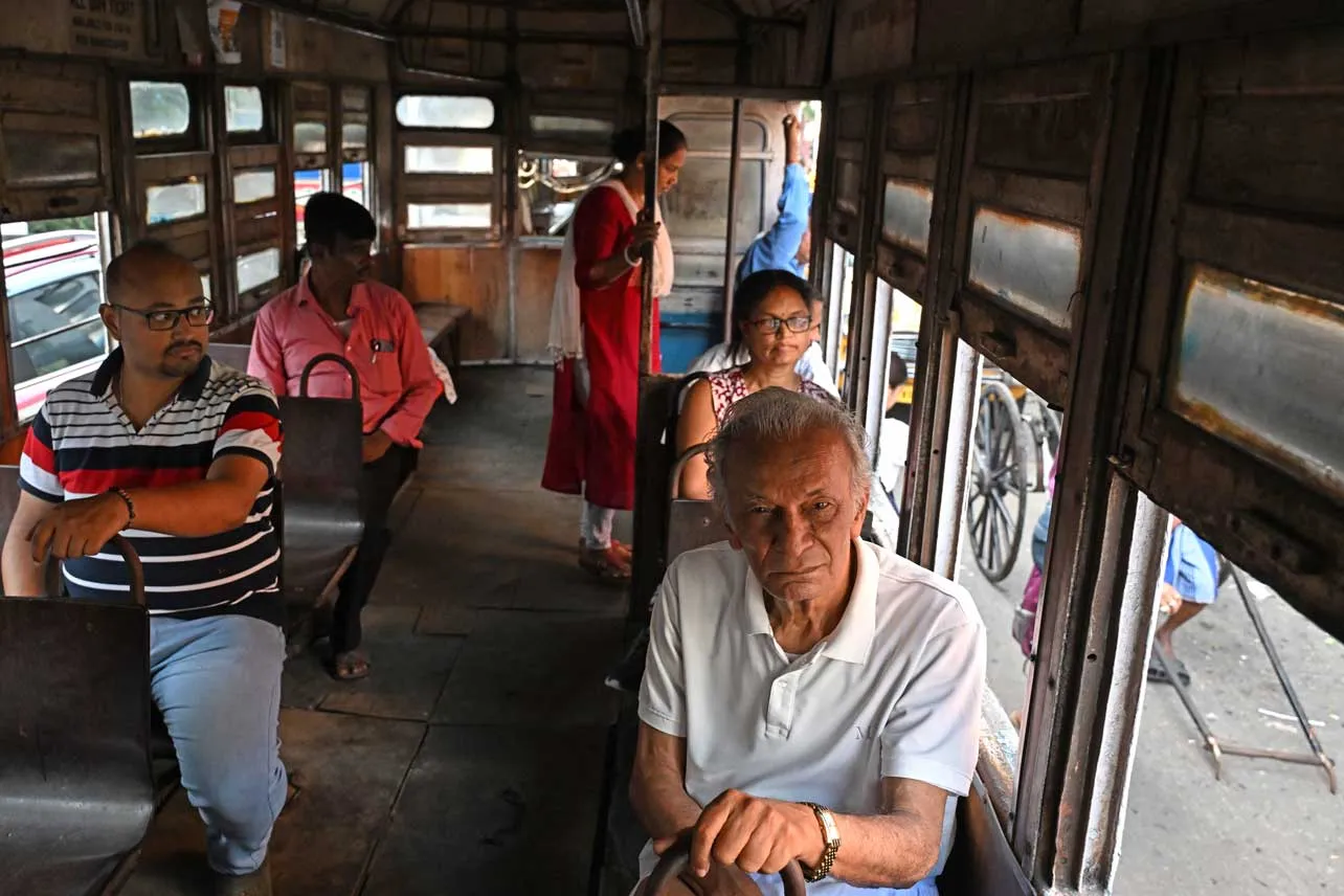 Pasajeros en el interior de tranvía de Calcuta.
