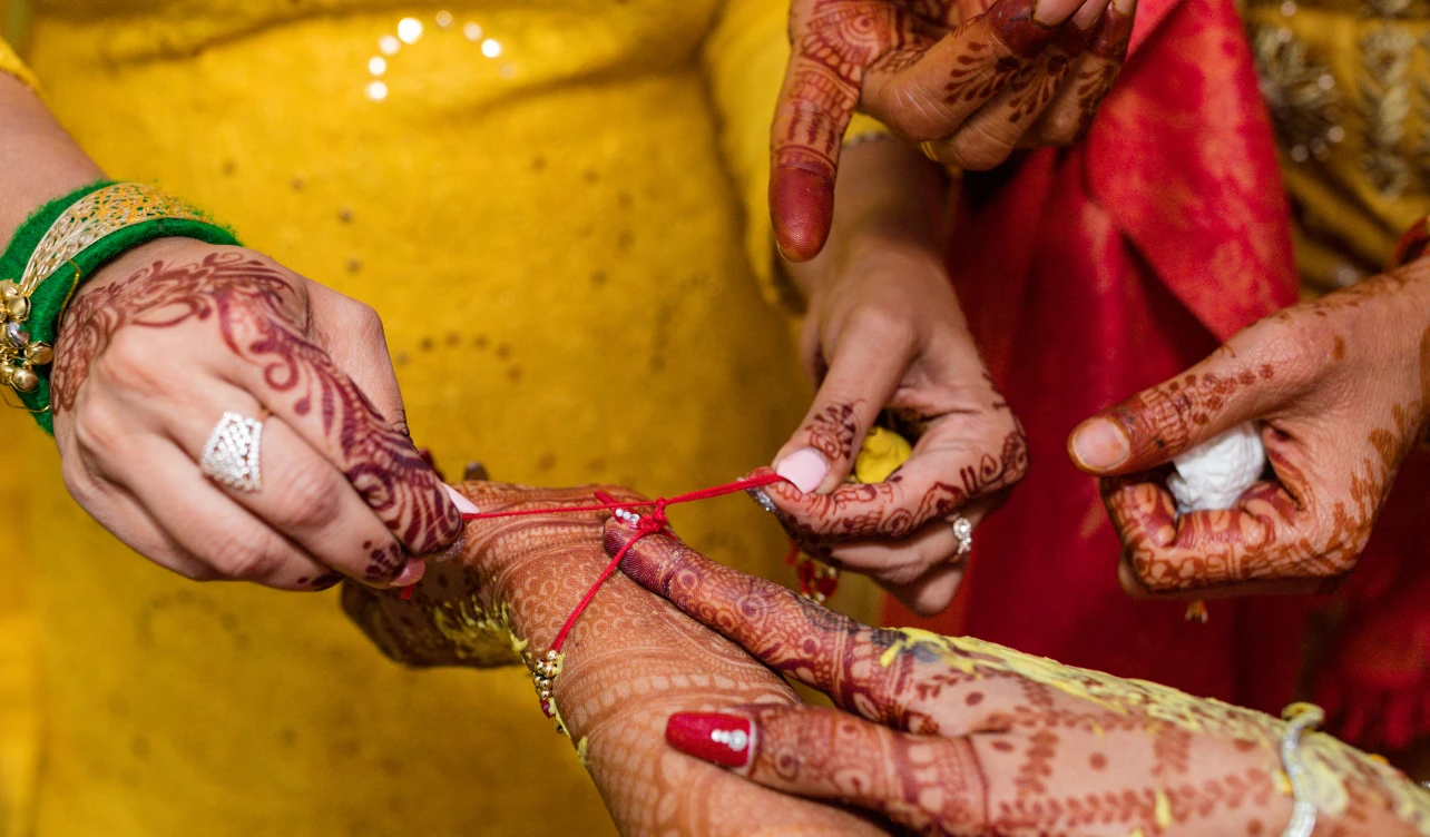 revuelo, India, casamiento, hermanos, misma mujer