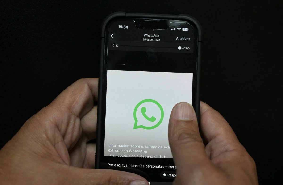 Un teléfono celular con WhatsApp abierto en Caracas, Venezuela.