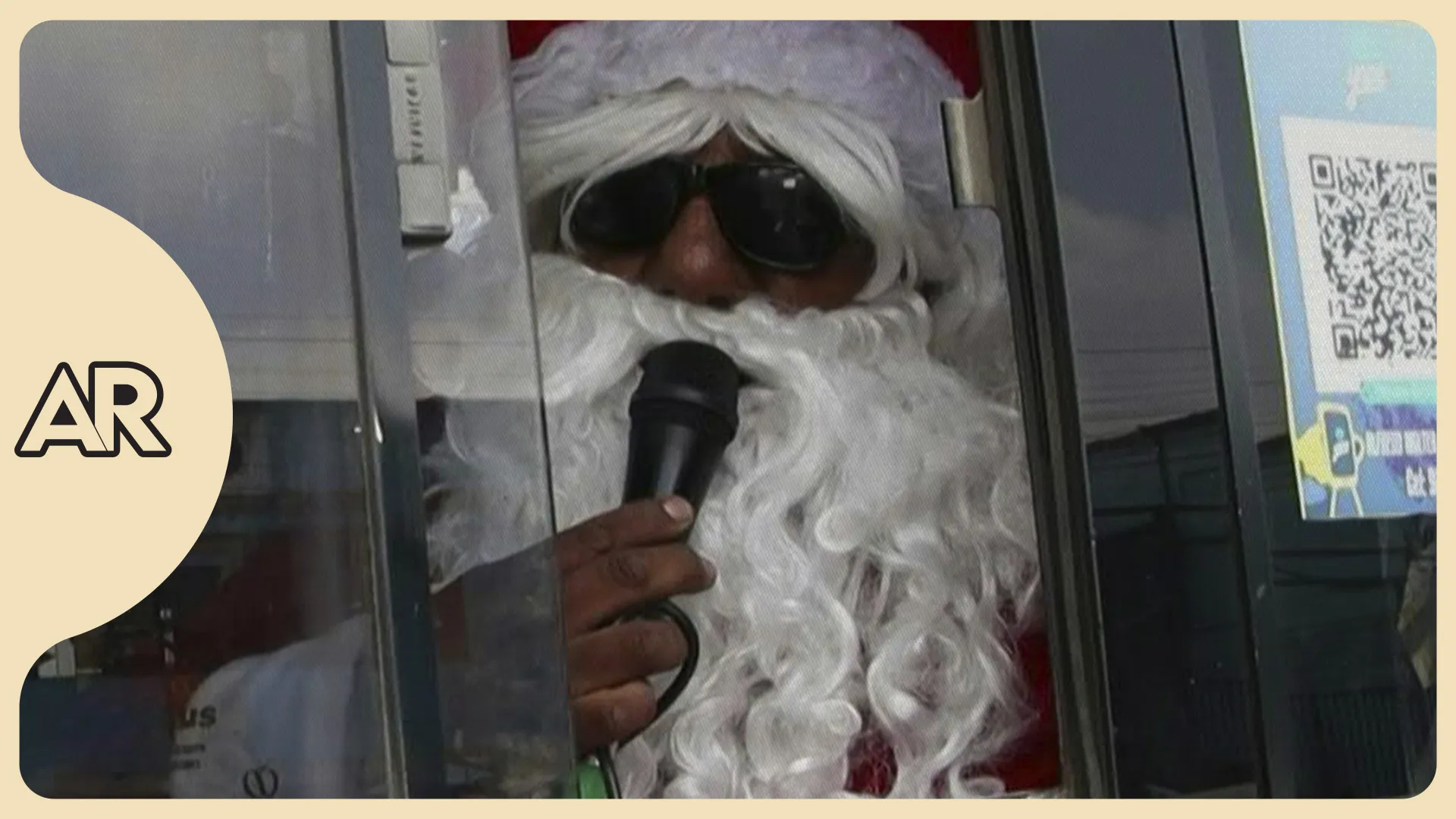 En bote, bus y rápel, Papá Noel reparte regalos sin trineo en América Latina