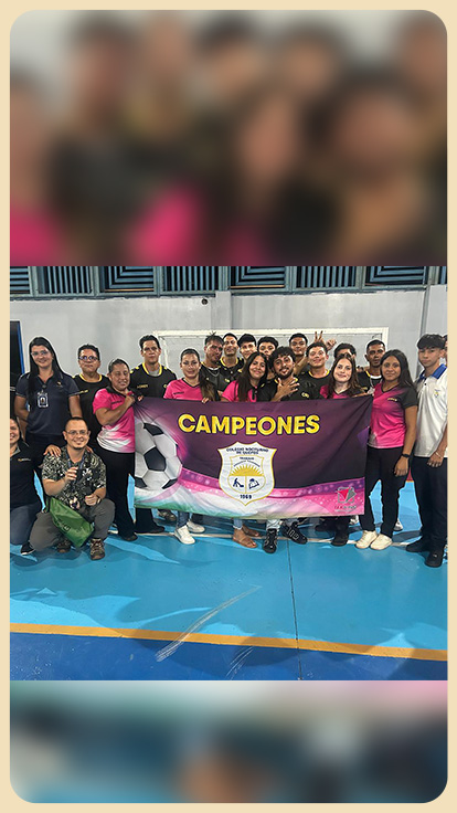 Estudiantes de colegio nocturno de Quepos.