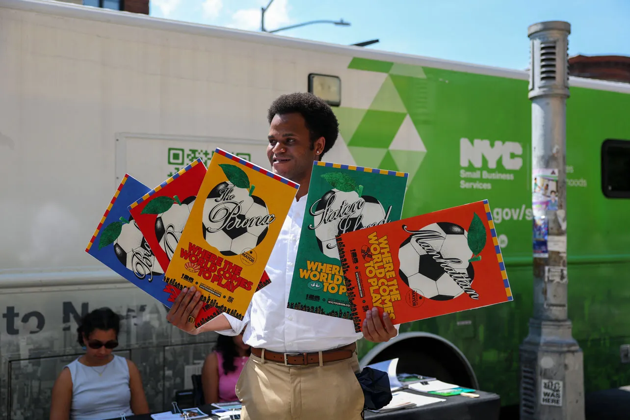 Una persona muestra revistas alusivas al Mundial en un barrio de Nueva York.
