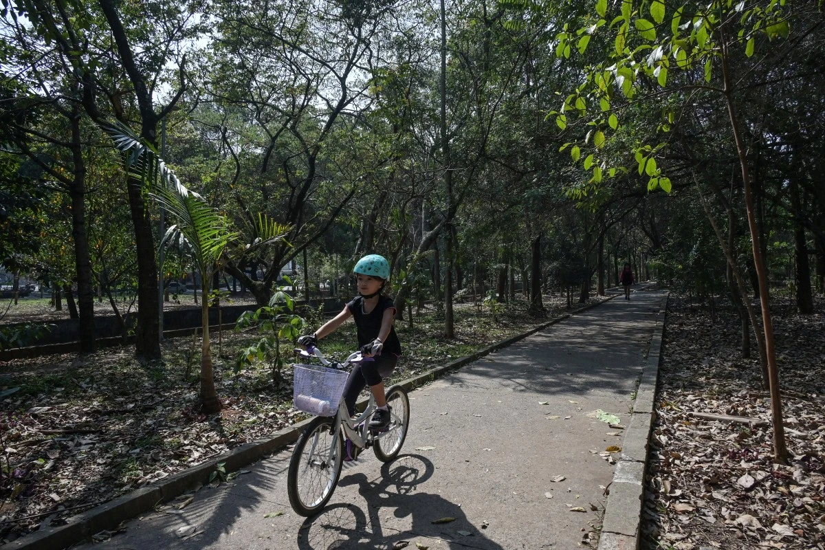 Una niña en bicicleta en el parque Tiquatira, en Sao Paulo. 