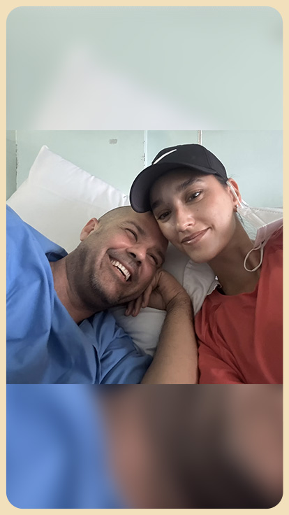 Paciente de cáncer con su pareja.