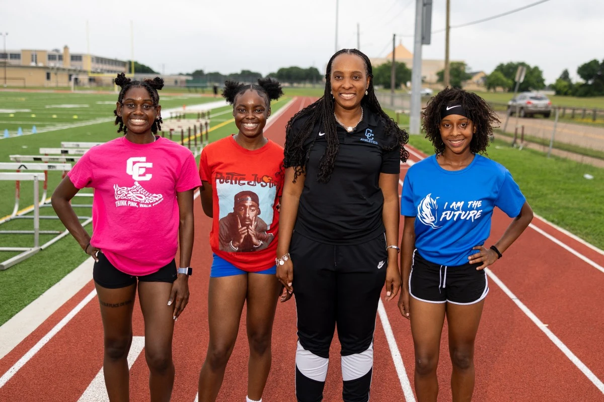 El grupo de velocistas en la pista Sha'Carri Richardson, en Dallas. 