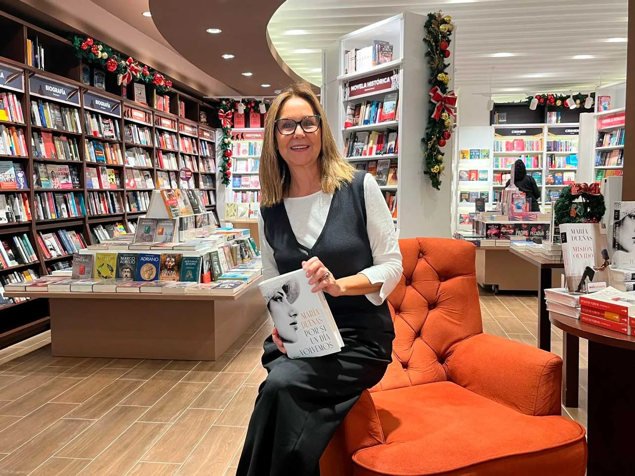 Escritora María Dueñas con su más reciente novela "Por si un día volvemos".