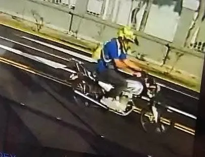 Motociclista atropella peatón