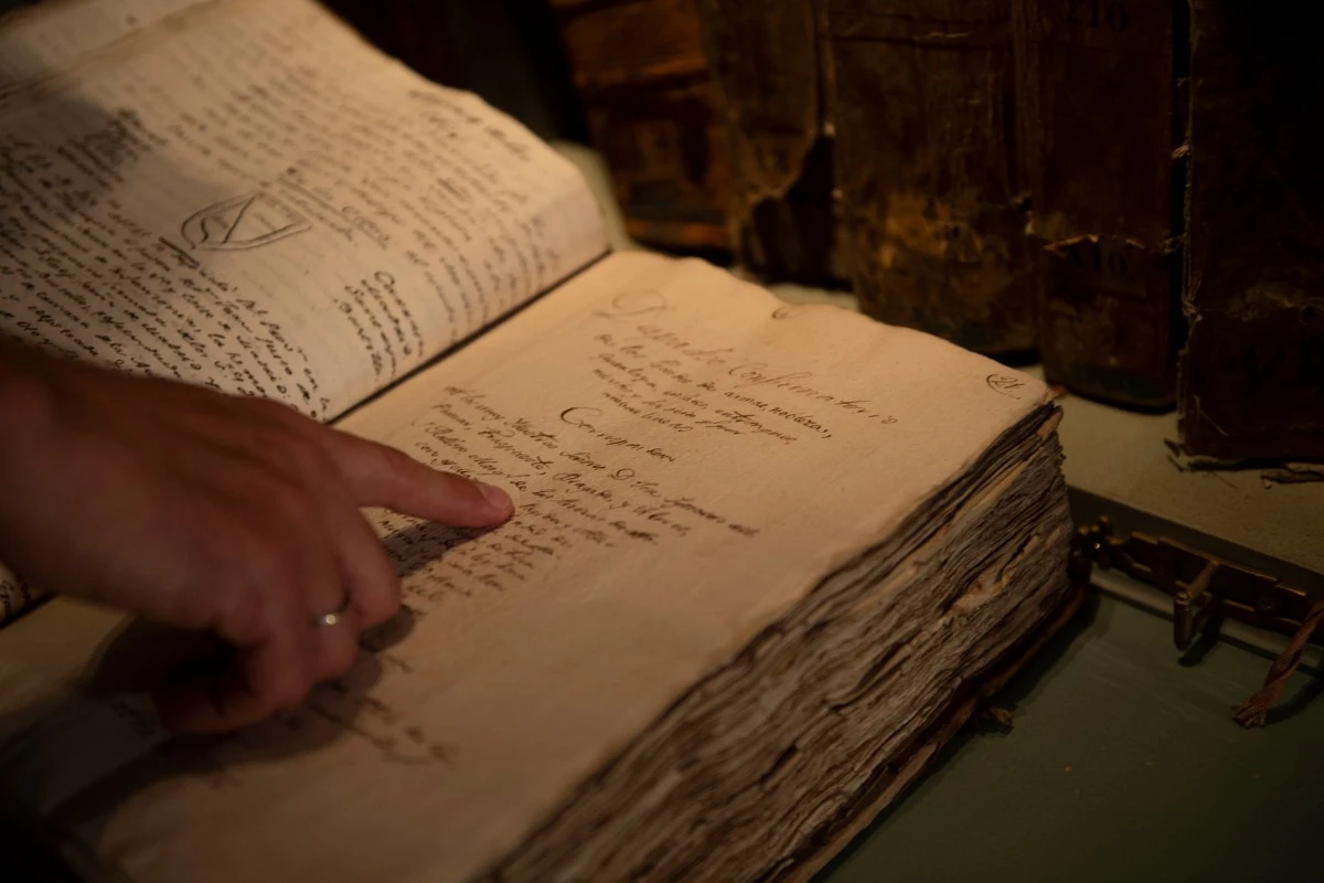 Francisco Rosales, archivista de la Real Maestranza de Caballería, muestra un archivo antiguo.