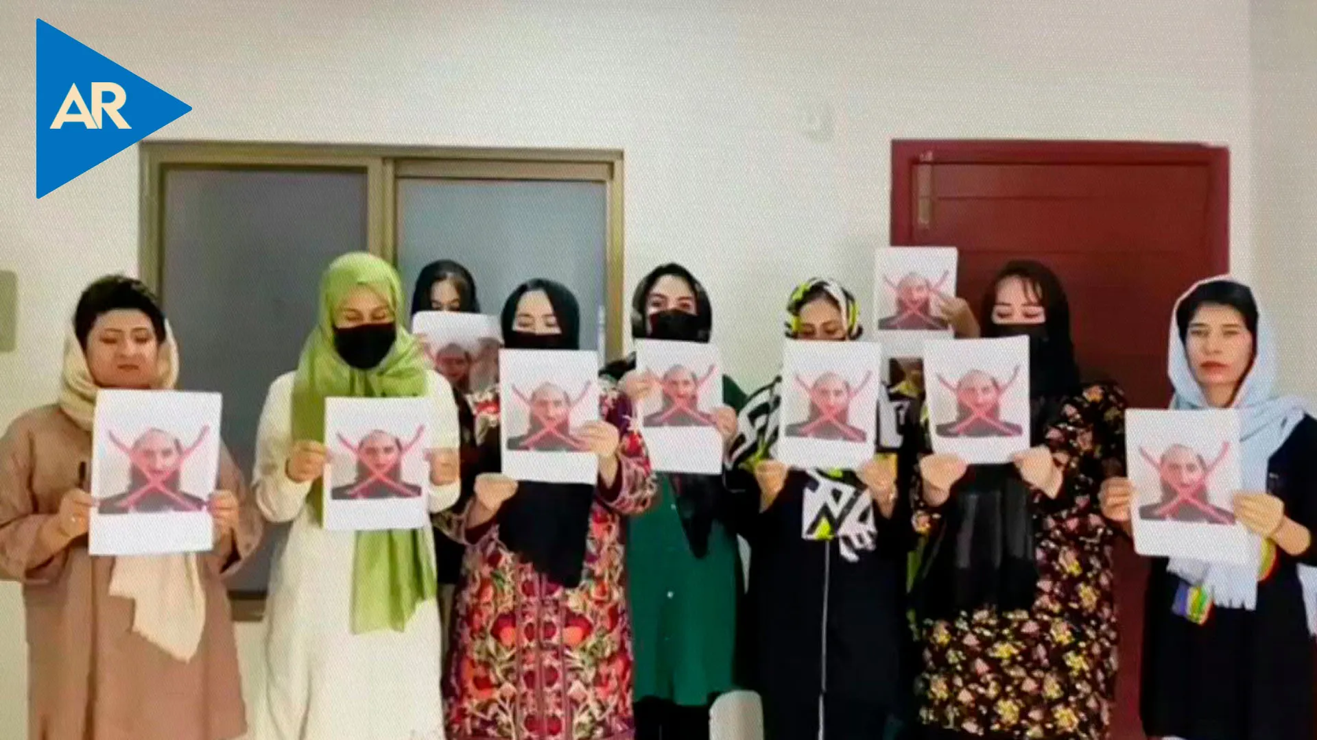 Mujeres afganas se graban cantando en protesta por la prohibición del gobierno talibán