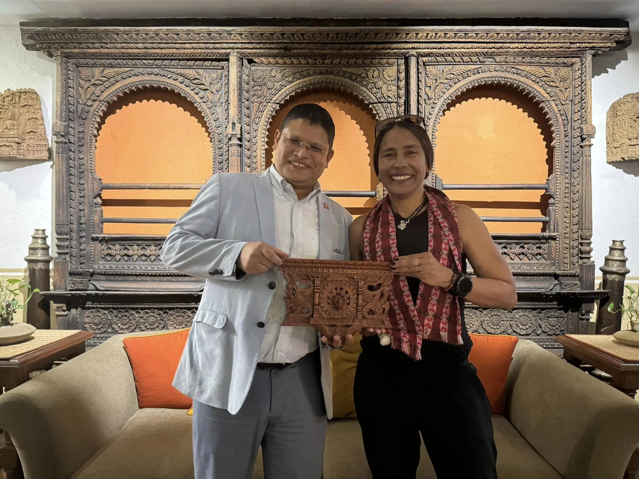La escaladora costarricense Ligia Madrigal sostiene el premio que le dieron en Nepal. 