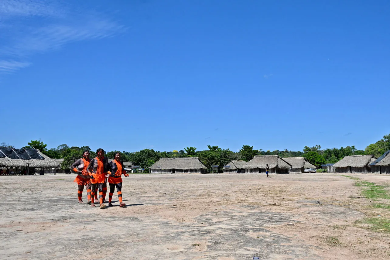 Tres mujeres de comunidad indígena en Amazonía.