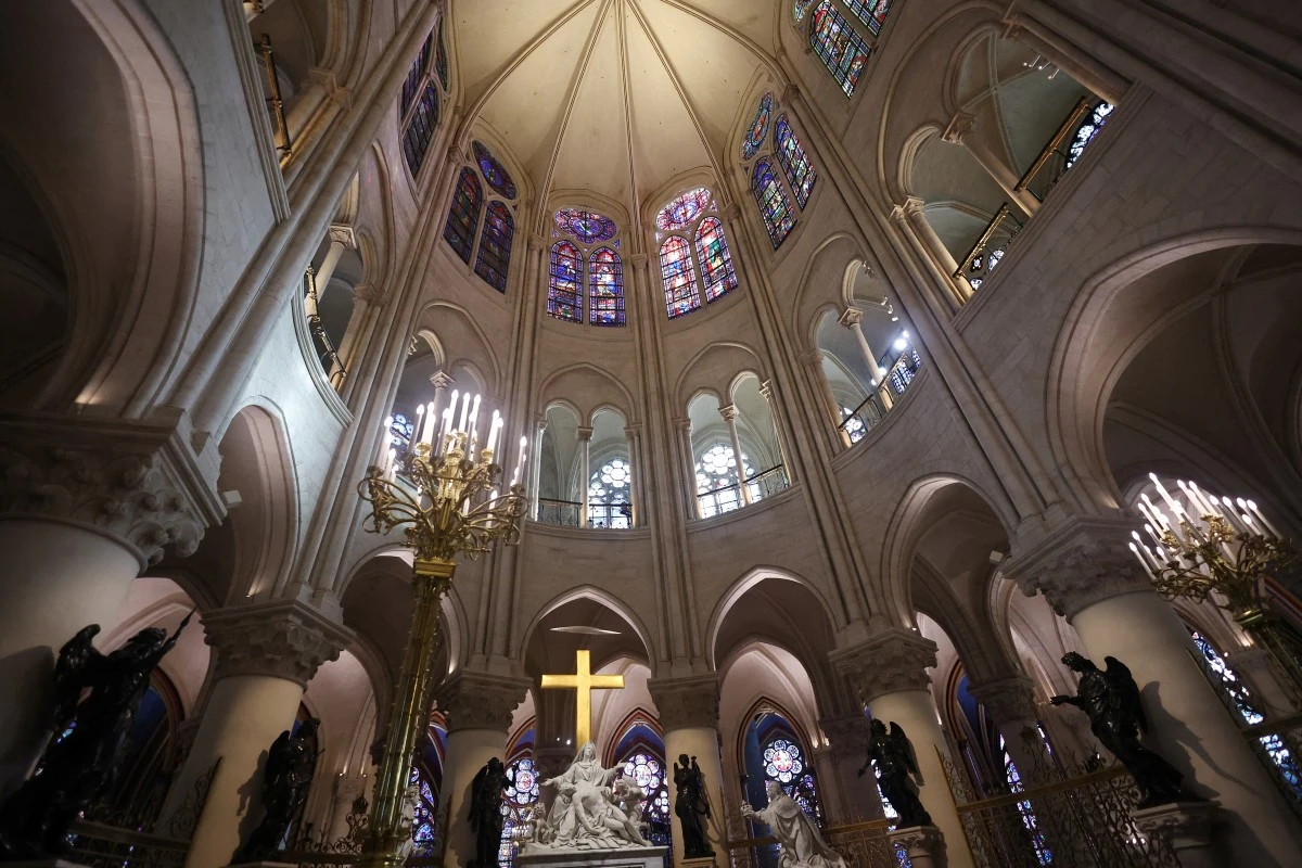 El interior restaurado de la Catedral de Notre Dame, en París, Francia.