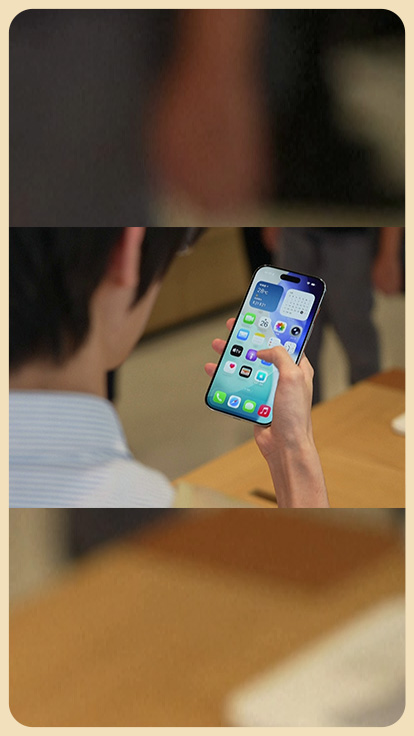 Joven con celular iPhone.