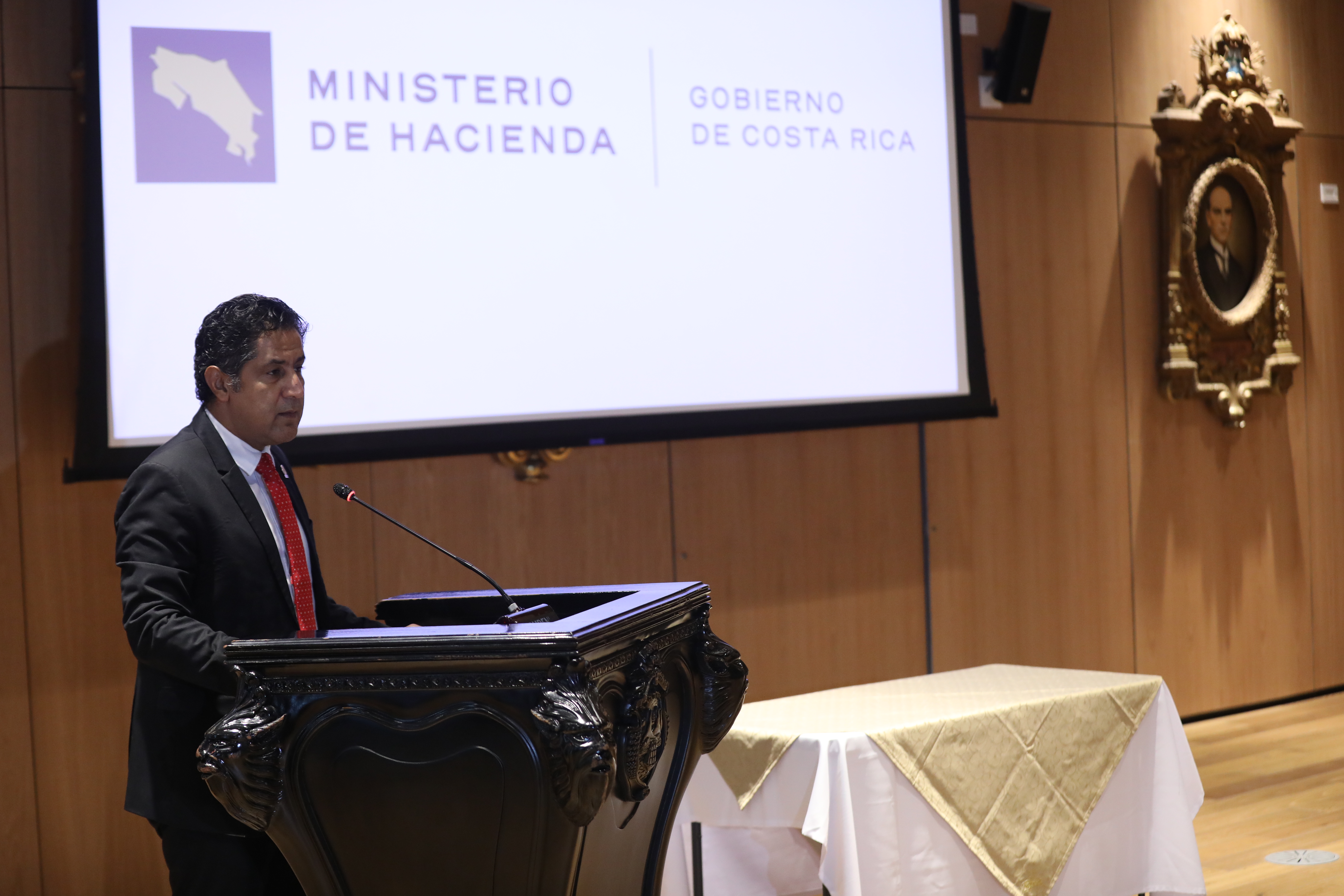 Nogui Acosta ministro Hacienda