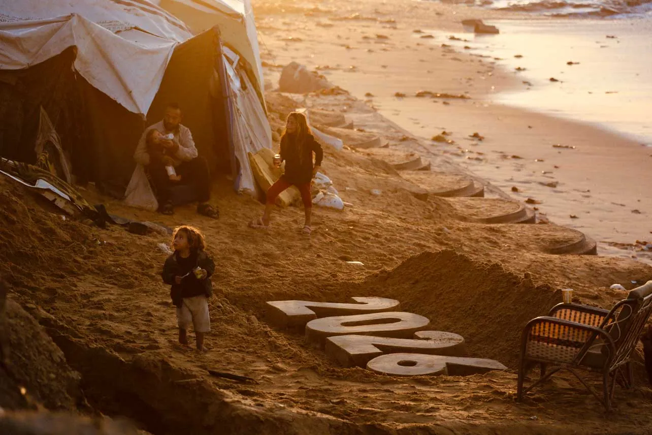 2026 escrito cerca de la playa en Gaza.
