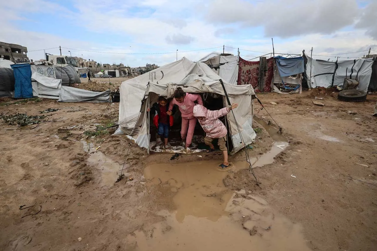 Niños saliendo de una carpa en Gaza.