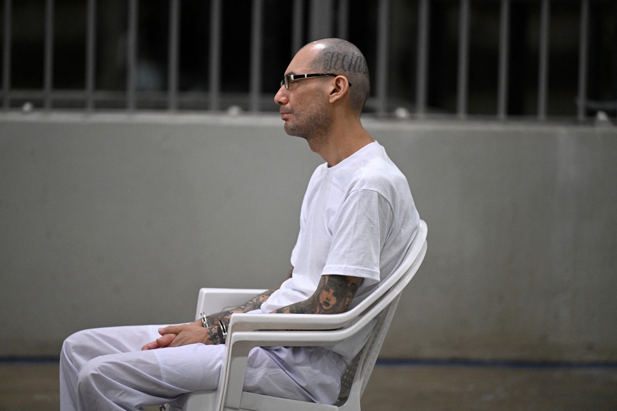 Pandilleros escuchan el relato de sus crímenes en megacárcel de El Salvador