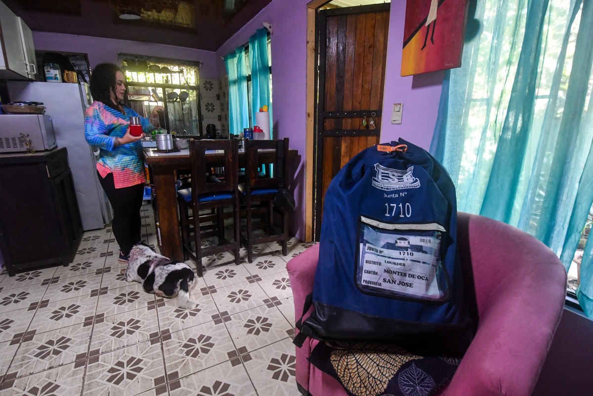 Priscilla Herrera, vecina de Montes de Oca, resguarda tula con papeletas