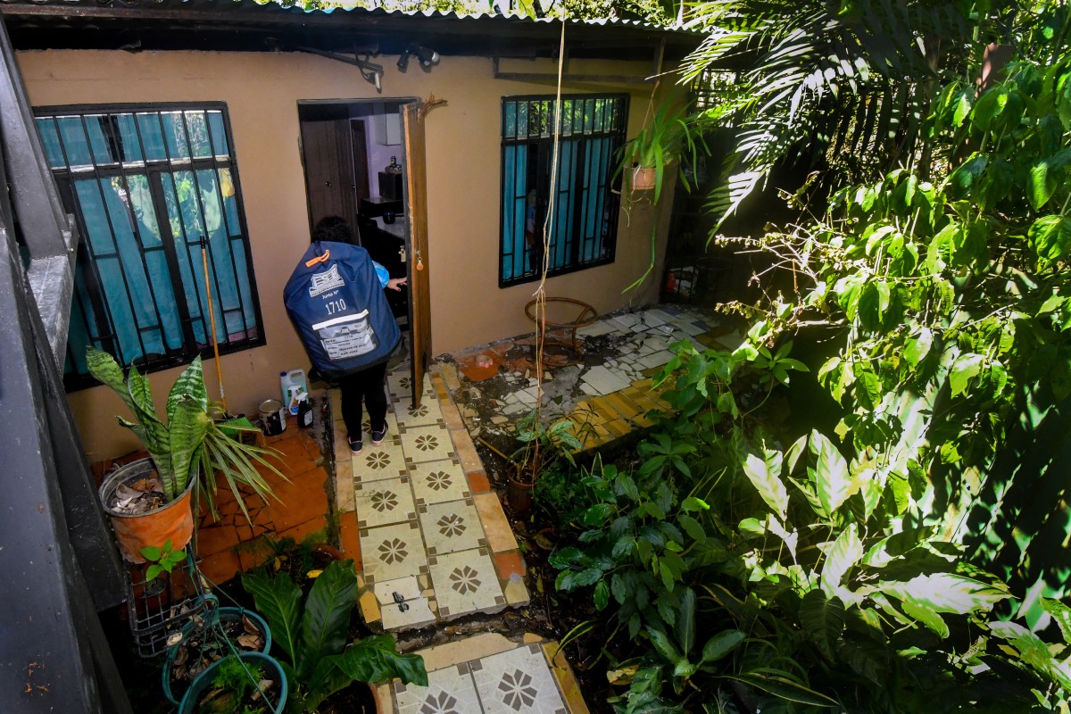 Priscilla Herrera, vecina de Montes de Oca, resguarda tula con papeletas