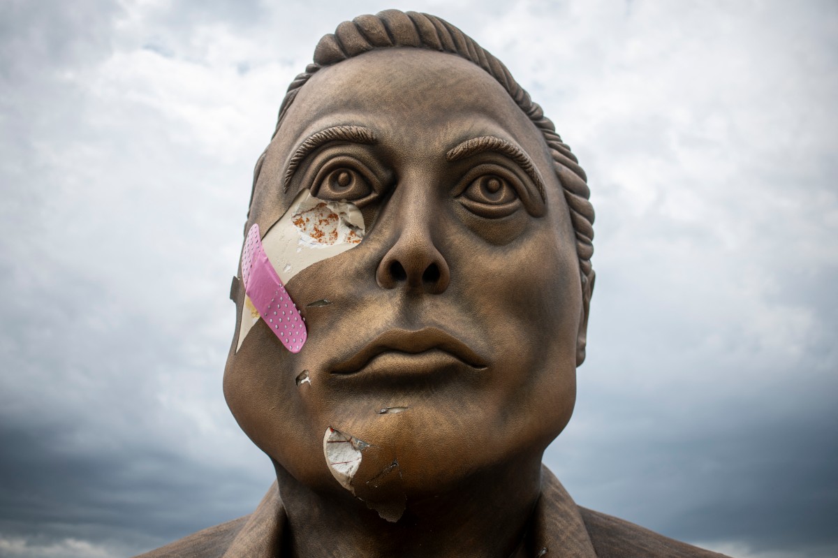 Busto de Elon Musk con la mejilla aparentemente vandalizada 