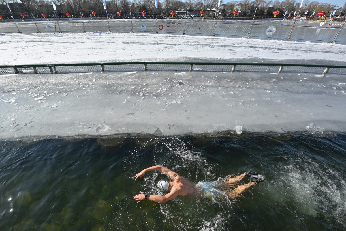 Nadador en las aguas heladas de Pekín