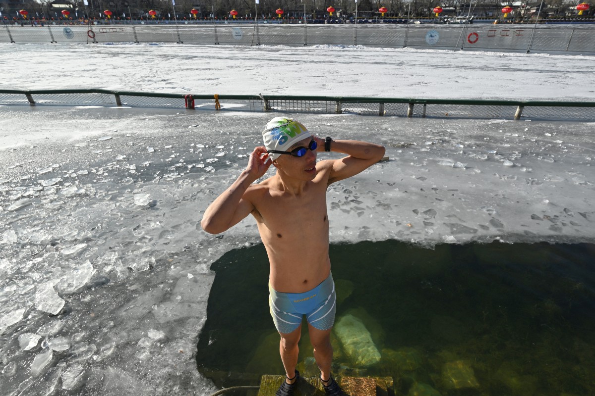 Nadador en las aguas heladas de Pekín