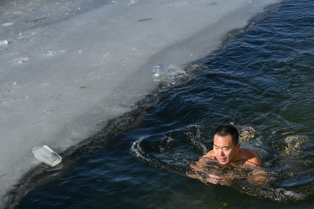Nadador en las aguas heladas de Pekín