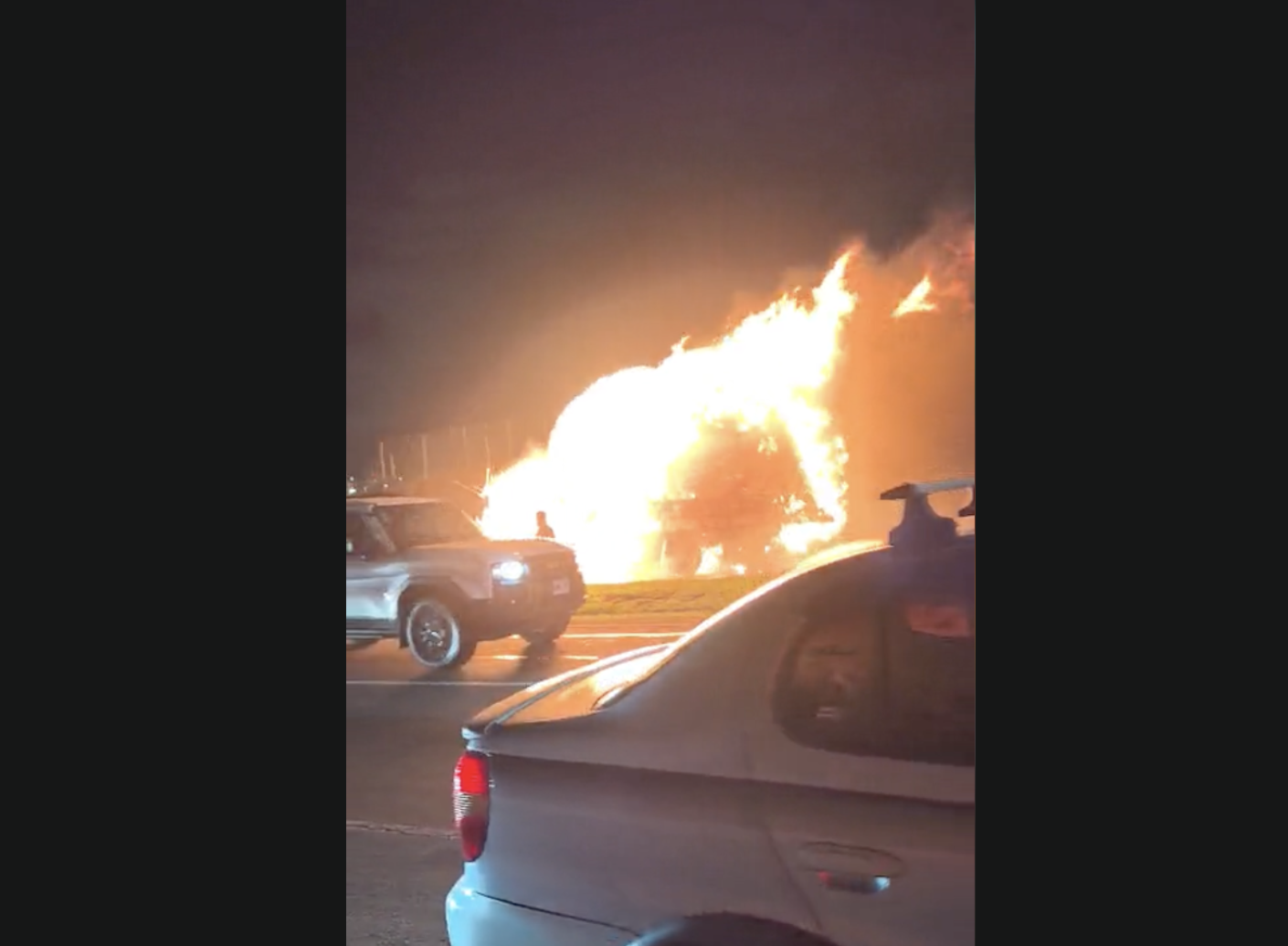 Camión en llamas en la ruta 27 