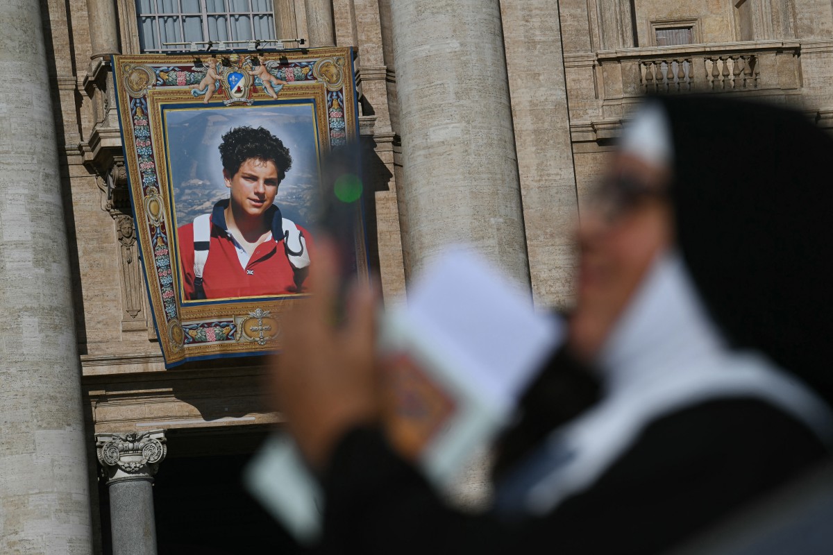 Plaza de San Pedro abarrotada por fieles que asistieron a la canonización de Carlo Acutis. AFP