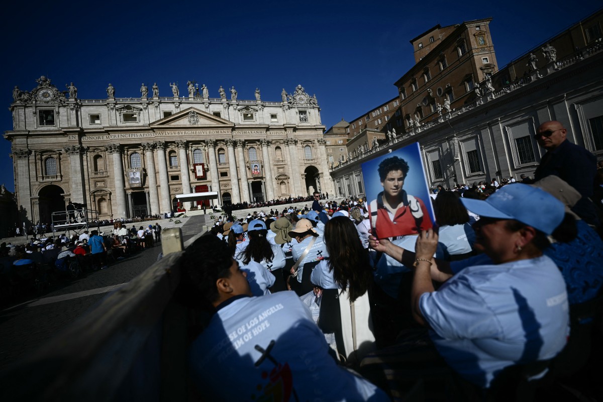 Plaza de San Pedro abarrotada por fieles que asistieron a la canonización de Carlo Acutis. AFP