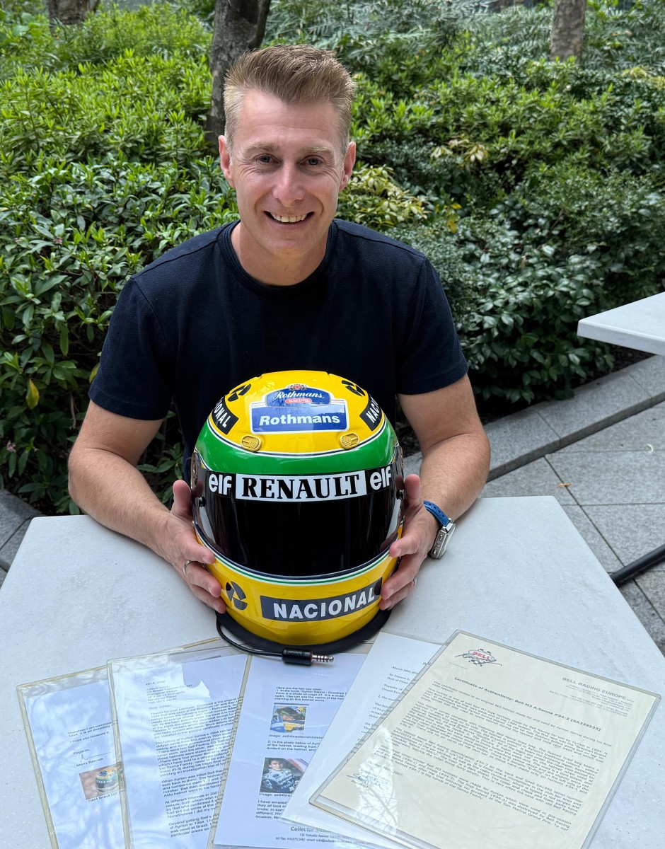 Coleccionista con el último casco de Senna