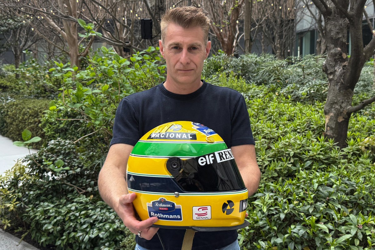 Coleccionista con el último casco de Senna