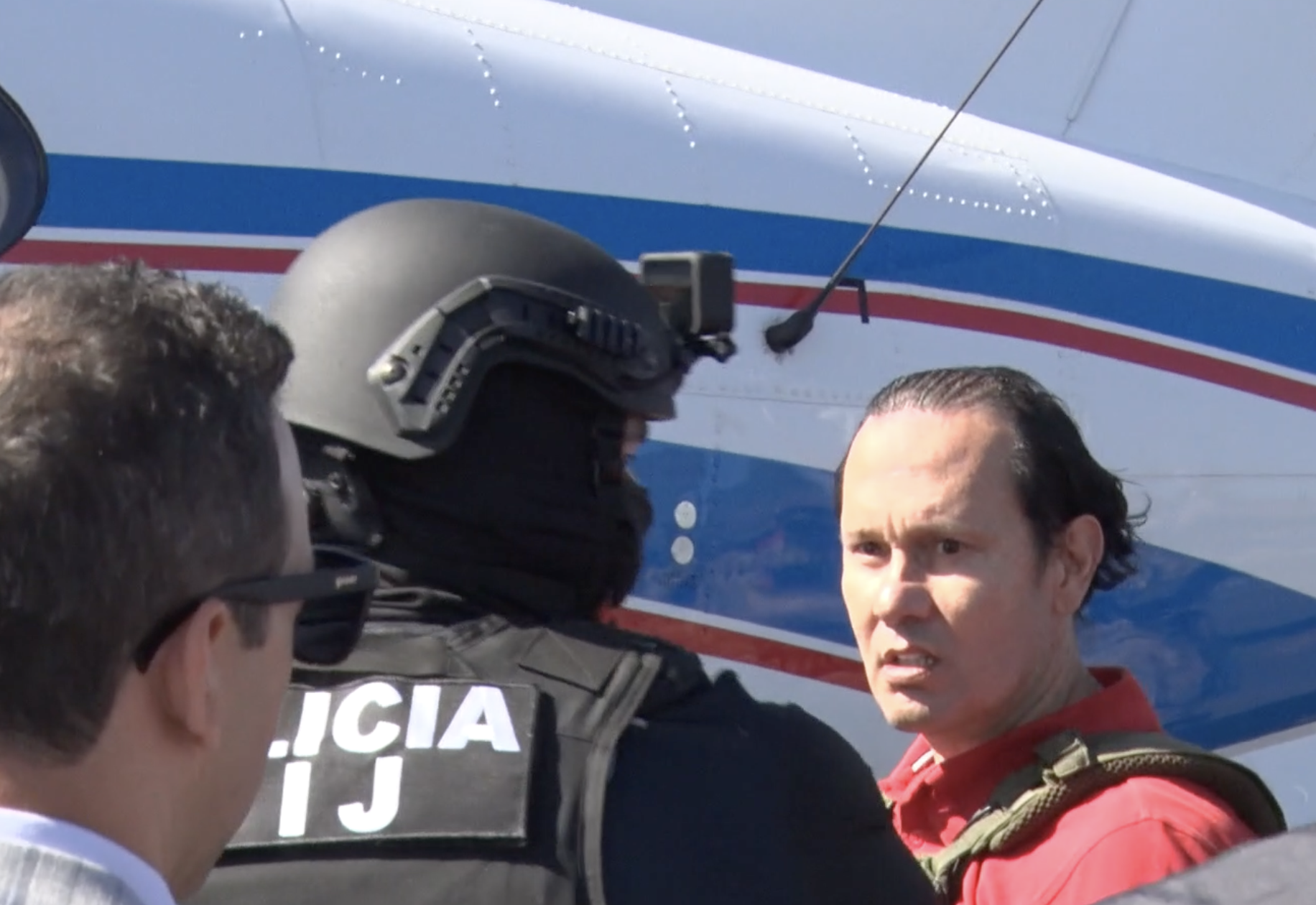 Celso Gamboa al ser entregado a autoridades de EEUU