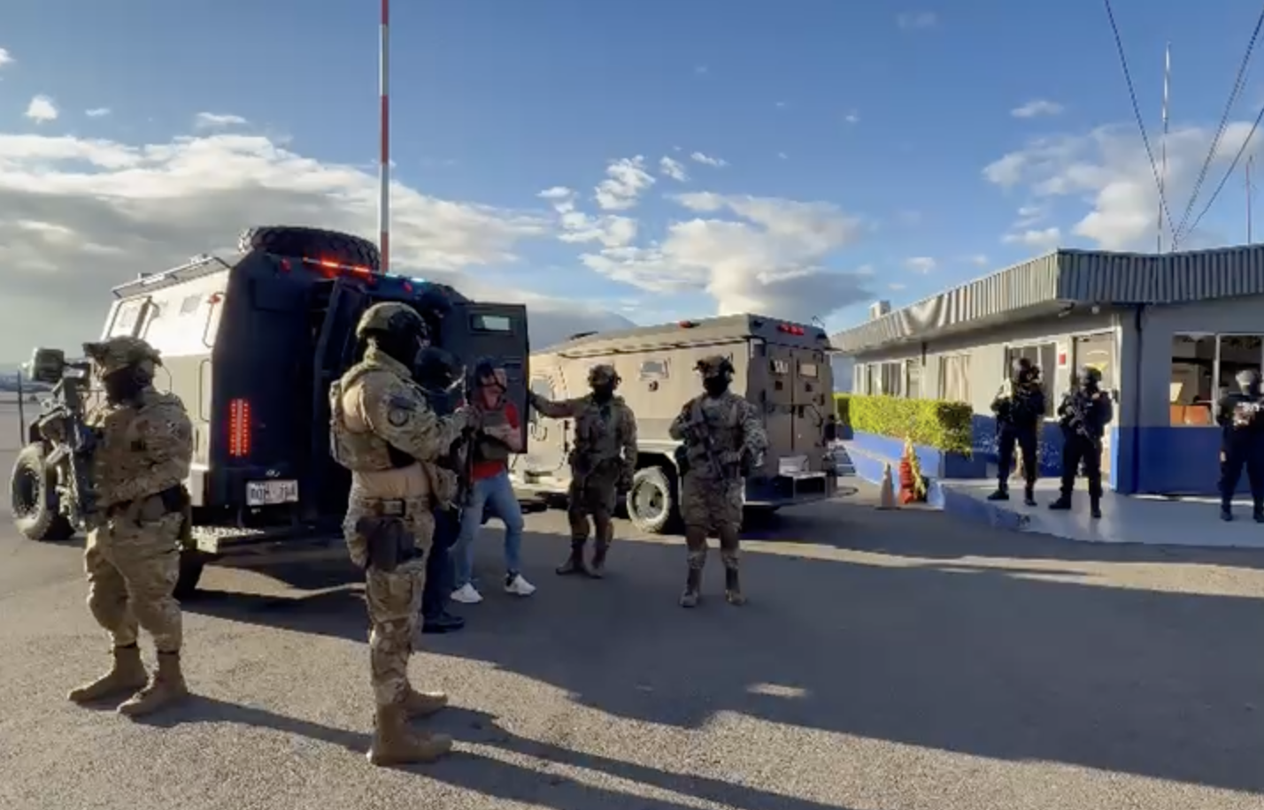 Llegada de Celso Gamboa a Base 2 del Aeropuerto Juan Santamaría