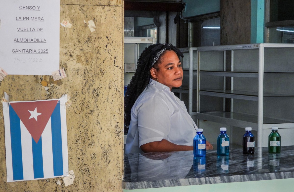 Mujer que atiende en farmacia en Cuba