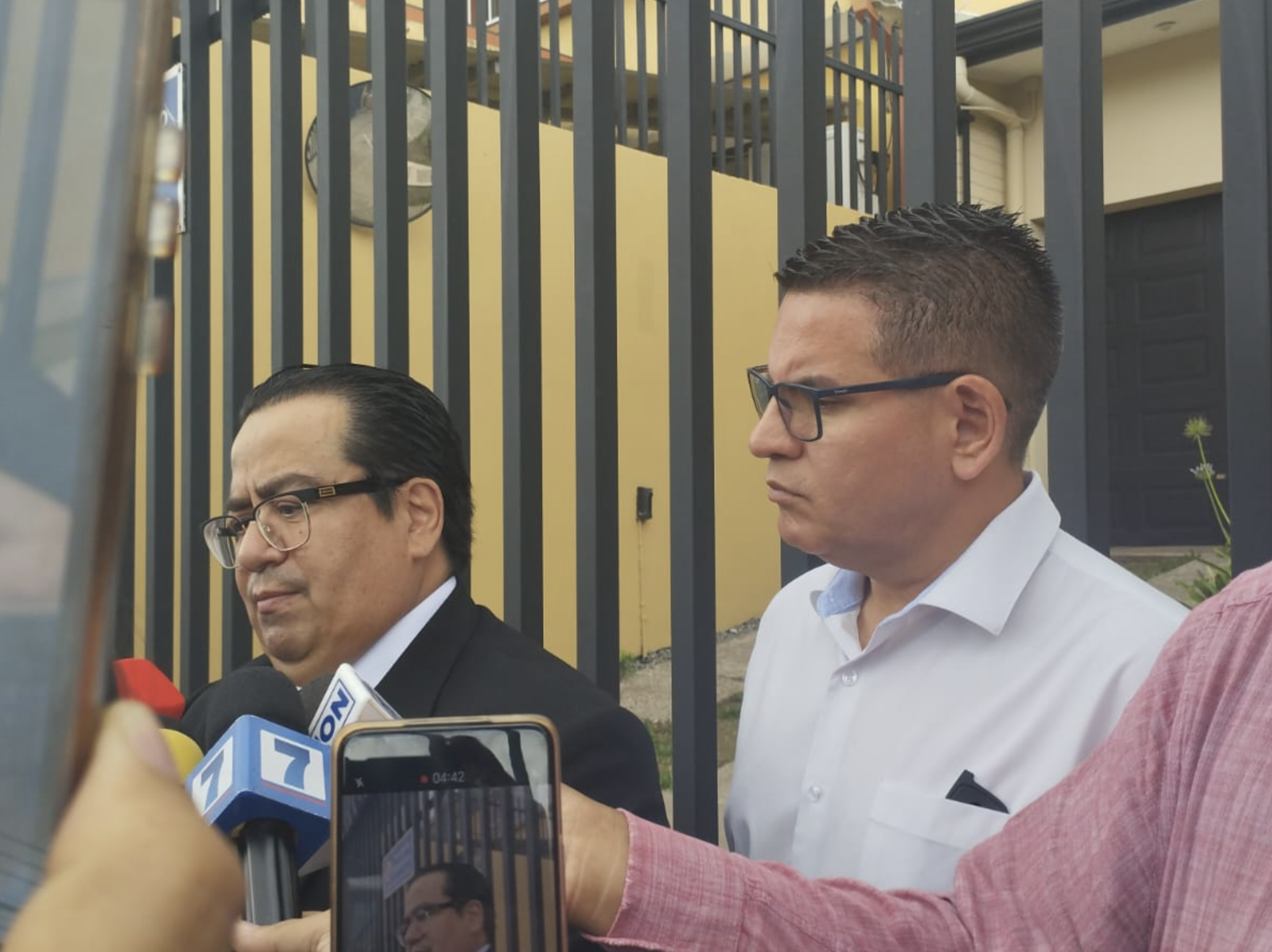 Fabricio Alvarado junto a su abogado EricK Ramos. Foto: Kristin Hidalgo