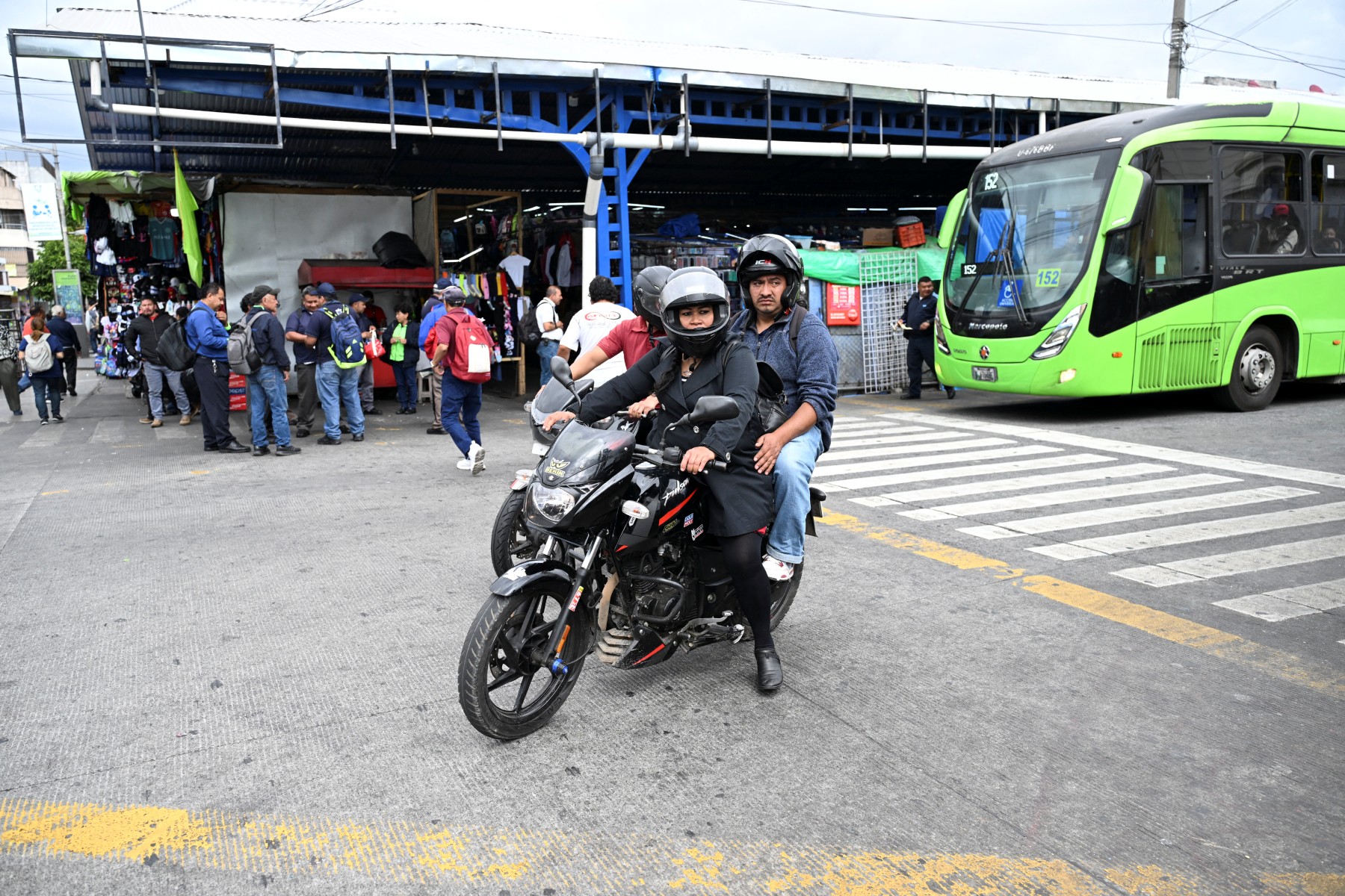Pareja en moto en Guatemala