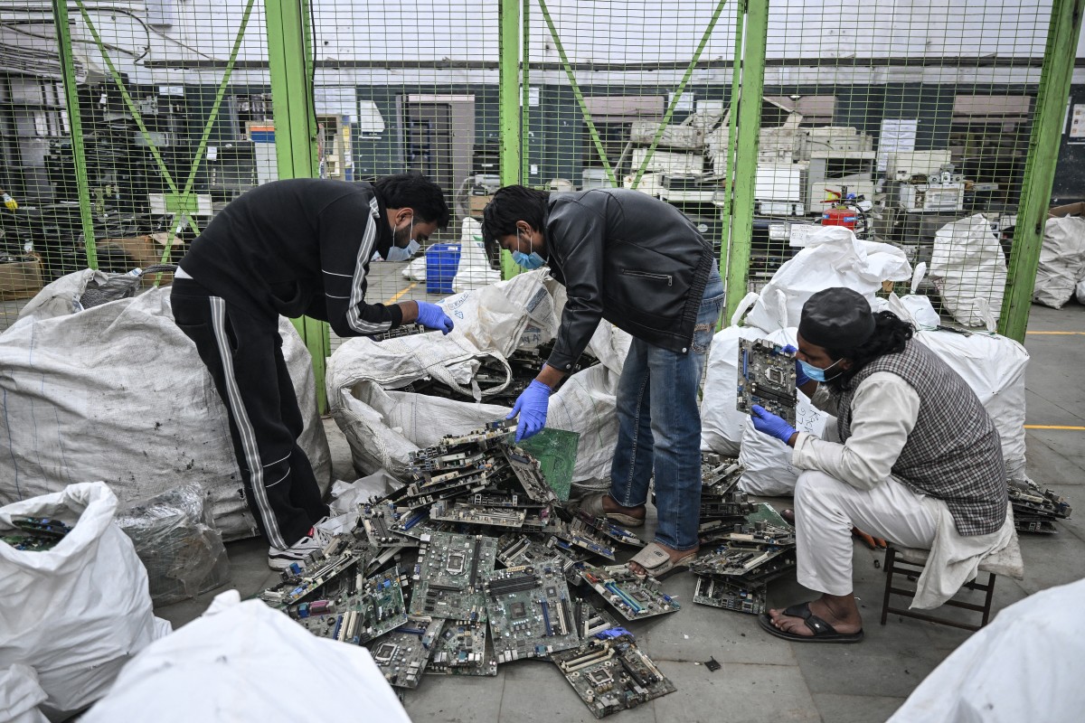 Buscan minerales en chatarra en India