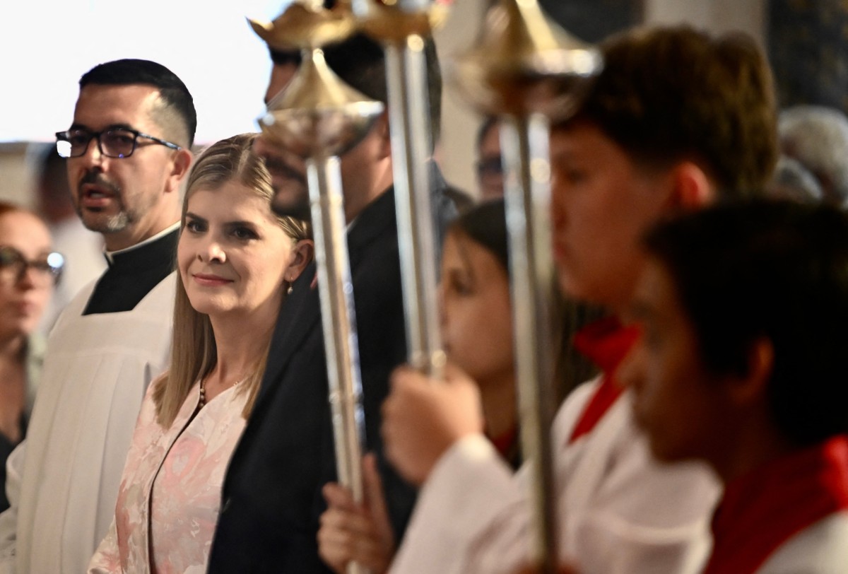 Laura Fernández en misa en La Basílica de los Ángeles, en Cartago