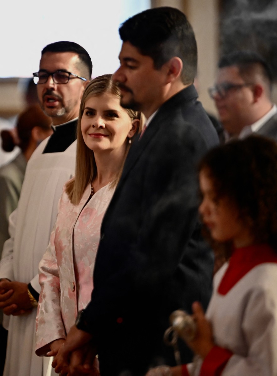 Laura Fernández y su esposo Jeffry Umaña en misa en La Basílica de los Ángeles, en Cartago. Fotografía: AFP
