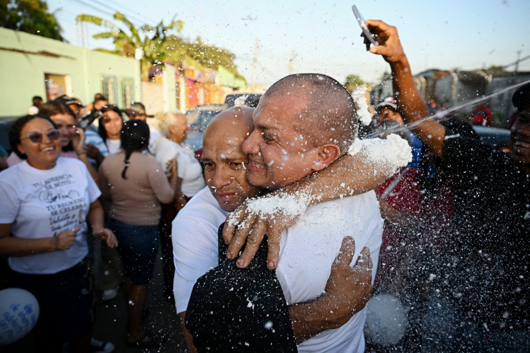Reinardo Murillo celebra liberación en Venezuela. AFP