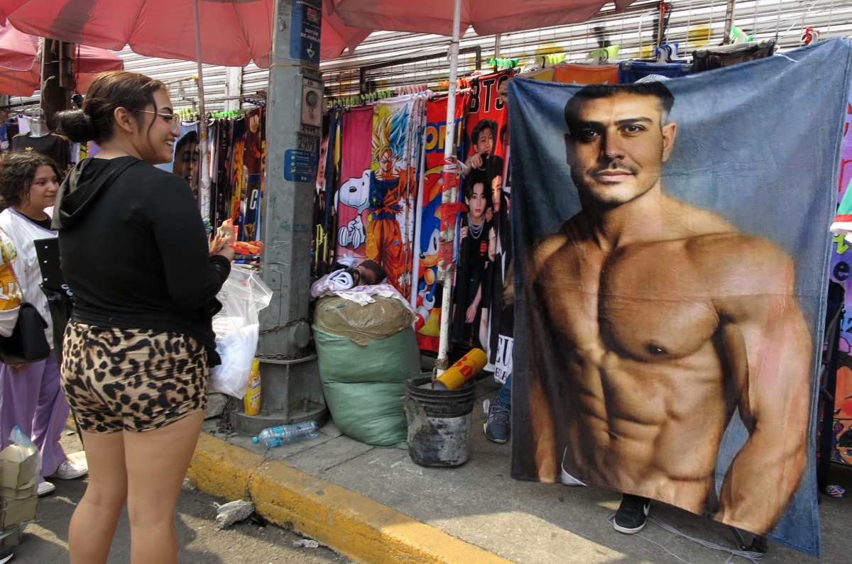 Toalla con la cara de Omar Harfuch