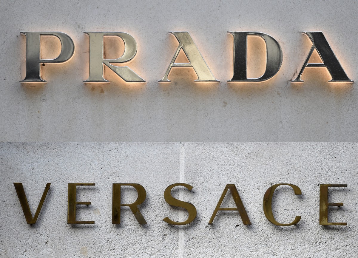 Prada, adquiere, Versace