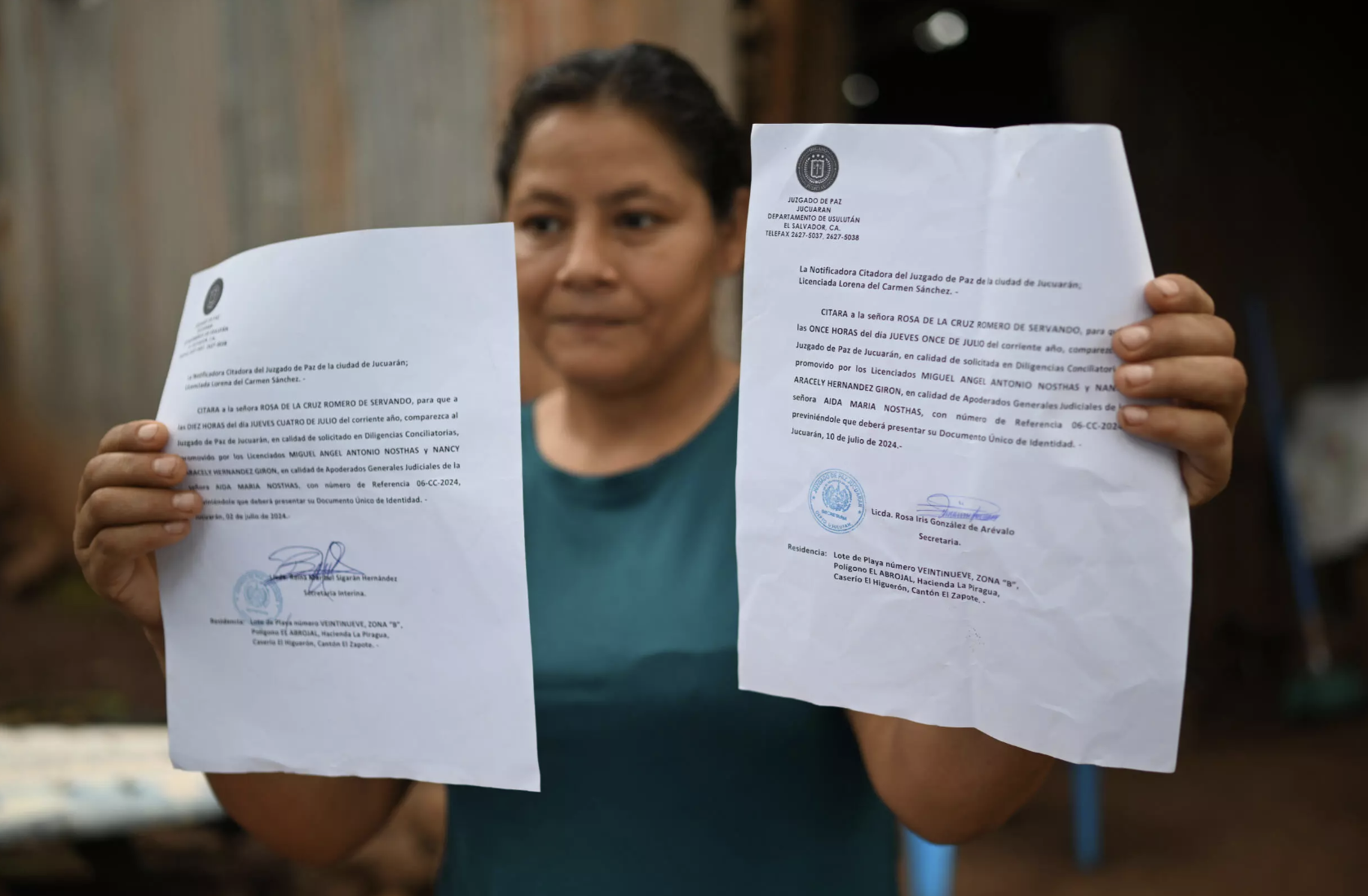 Mujer muestra documentos