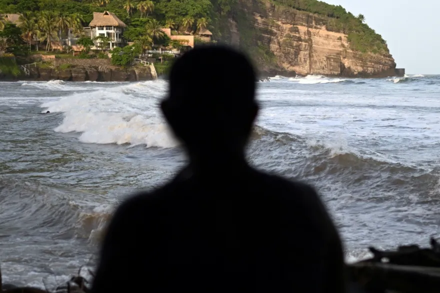 Sombra de hombre que mira al mar