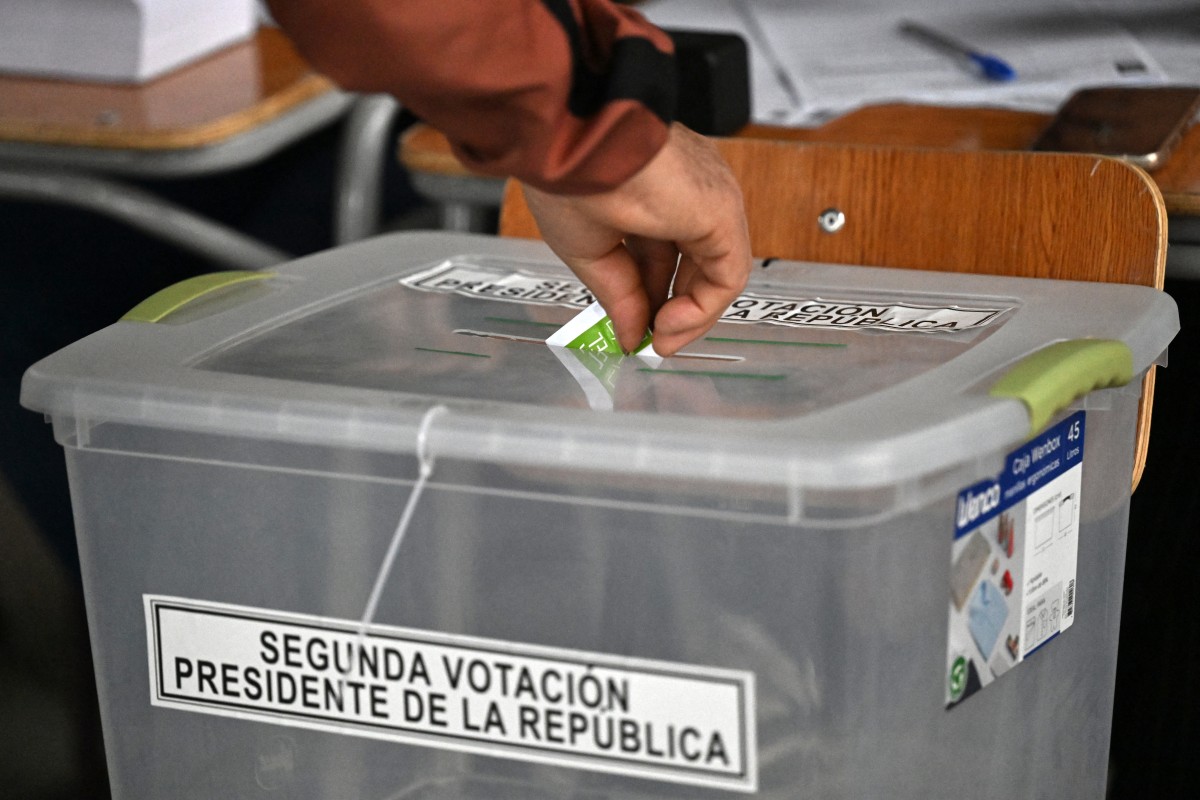 Persona deposita su voto en Chile